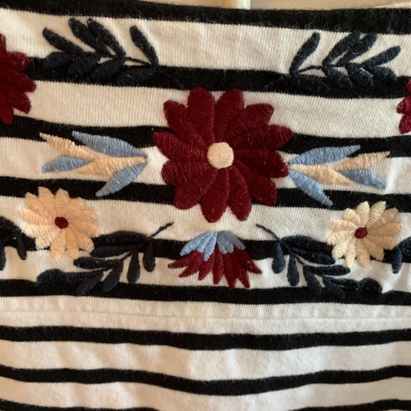 J‎ crew cotton bell sleeve embroidered top. Worn about 4x - Picture 3 of 4